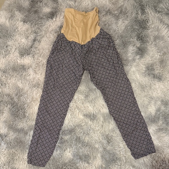 Motherhood Maternity Pants - Motherhood Maternity Black and white Geometric Capris